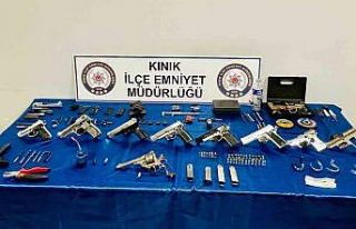 Kınık’ta operasyon: Çok sayıda silah ele geçirildi