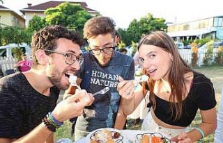 Kızarmış dondurma İzmitlilerin beğenisine sunuldu