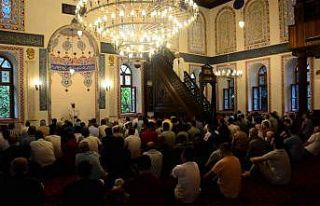 Kocaeli’de vatandaşlar bayram namazı için camilere...