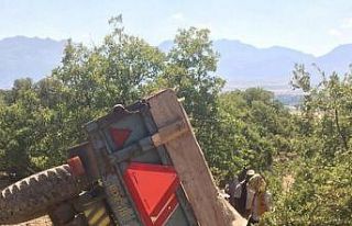 Kontrolden çıkan traktör şarampole devrildi: 2...