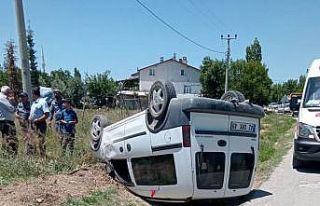 Konya’da hafif ticari araç takla attı: 2 yaralı
