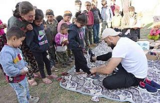 Köy çocuklarına bayramlık ayakkabı