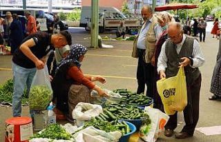 Köylü pazarında üreticiden tüketiciye taze sebze...