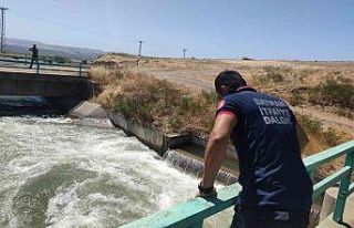 Koyunu kurtarmak isteyen çoban akıntıya kapıldı