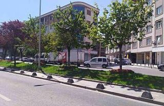 Küçükçekmece’de yolun karşısına geçmeye...