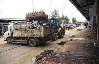 Kurban satış yerlerindeki atıklar temizlendi