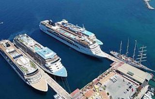 Kuşadası’na beş gemi birden yanaştı