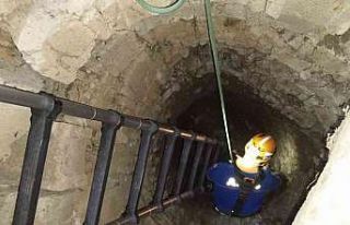 Kuyuda mahsur kalan tilki ekiplerin ortak çalışmasıyla...