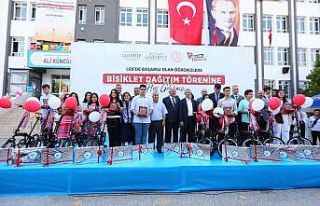 LGS Türkiye birincisine bisiklet ve bilgisayar hediyesi