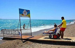 Manavgat’ta engelli vatandaşlara “Özgür Plaj”...
