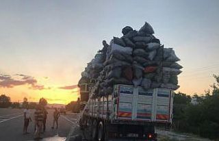 Mangal kömürü yüklü tırda çıkan yangını...