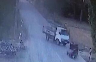 Manisa’da kamyonet ile sepetli motosiklet çarpıştı:...