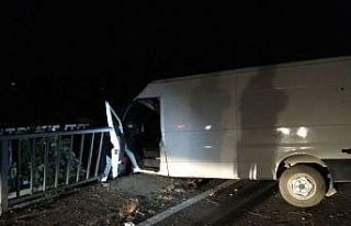 Manisa’da kamyonet köprü korkuluğuna çarptı:...