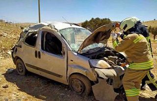 Mardin’de hafif ticari araç yoldan çıktı: 3...