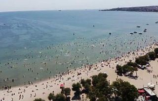 Menekşe Plajı’ndaki yoğunluk havadan görüntülendi