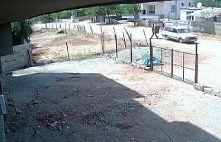 Metal çöp varilini arabaya yükleyerek çaldı