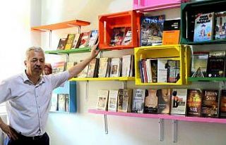 Meyve kasaları kitaplık oldu