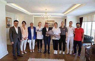 Milli sporculardan Vali Atay’a ziyaret