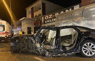 Milyon liralık lüks otomobil metro duvarına ok...