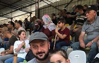 Minik İlkay park edilmeye çalışılan kamyonetin...