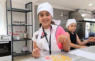Minik şefler hem lezzetli tarifler öğreniyor hem...
