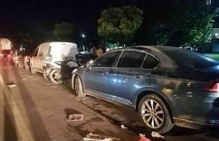 Motosiklet park halindeki otomobile çarptı: 1 yaralı