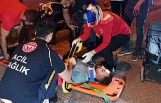 Motosiklet refüje çarptı: 1 yaralı