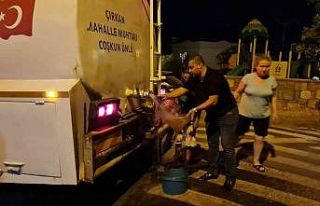 Muhtar, tankerle su dağıttı