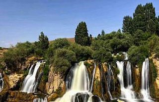 Muradiye Şelalesi’nde bayram yoğunluğu