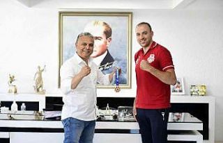 Muratpaşa’nın “Kızıl Fırtınası” altın...