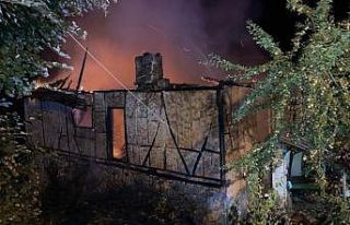 Müstakil ev alev alev yandı