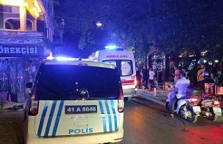 Nargile şişesiyle kızının kafasına vurdu