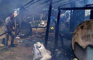 Naylonla kaplı baraka saniyeler içinde kül oldu