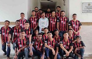 Nepal’deki çocuklar Eskişehirspor formasıyla...