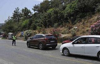 Ölüdeniz yolunda trafik tıkandı, plajlar doldu