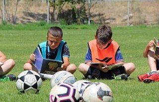 Önce kitap okuyorlar, sonra futbol oynuyorlar