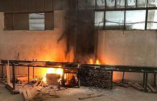 Orman ürünleri fabrikasında çıkan yangın büyümeden...