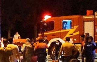 Orta refüjdeki direğe çarpan otomobil, genç sürücüye...