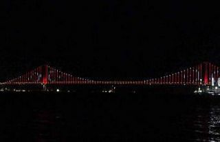 Osmangazi Köprüsü kırmızı-beyaza büründü