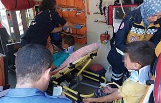 Otomobil 3 çocuğun bulunduğu bisiklete çarptı:...