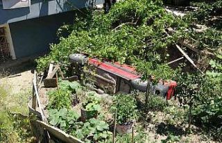 Otomobil bahçeye uçtu, anne ve 2 çocuğu yaralandı