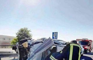 Otomobil bariyerlere çarptı: 4 yaralı