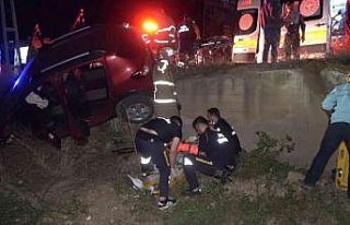 Otomobil dereye devrildi: 2 yaralı