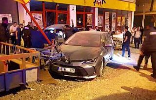 Otomobil markete daldı: 2 yaralı