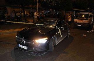 Otomobil önce yayaya sonra elektrikli bisikletliye...