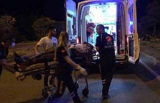 Otomobil refüje çarptı: 2 yaralı