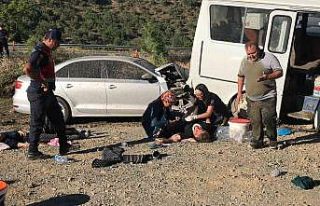 Otomobil tarım işçilerini taşıyan minibüse çaptı:...