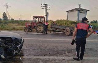 Otomobil traktörün römorkuna çarptı: 2 yaralı