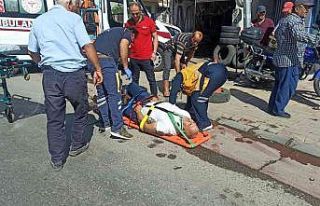 Otomobile çarpan motosiklet sürücüsü yaralandı