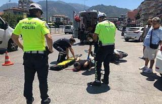 Otomobile çarpan motosikletteki sürücü ağır...